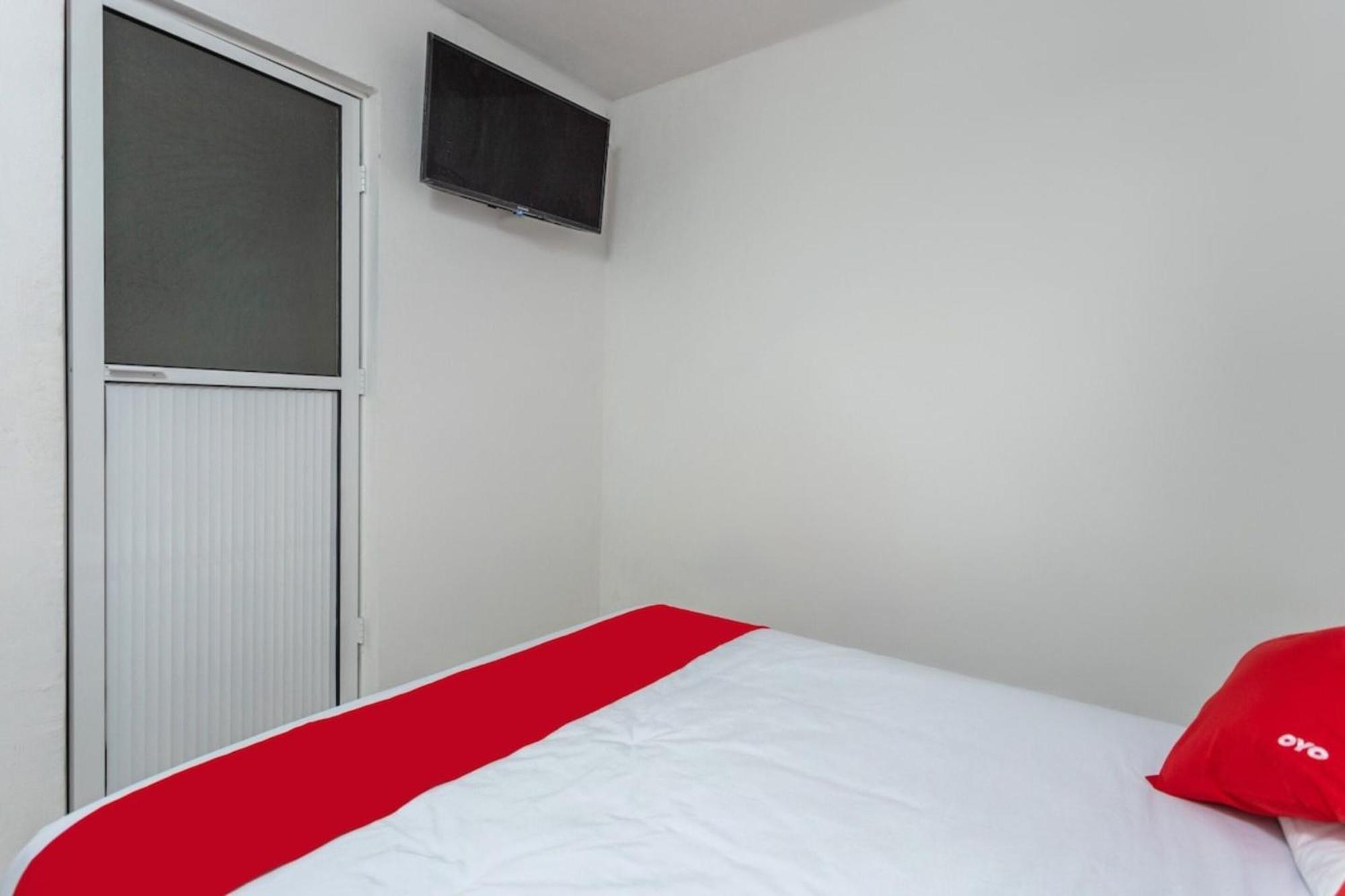 Oyo Hotel Emperadores Inn, Атлиско Экстерьер фото